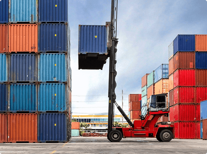 Contenedores de carga en puerto con montacargas operando